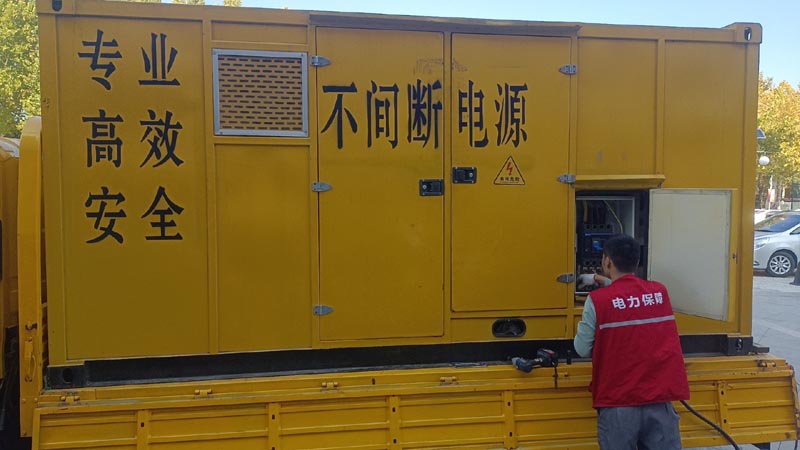 西盟柴油发电机组和UPS电源配合使用时，如何避免切换过程中的电力中断？